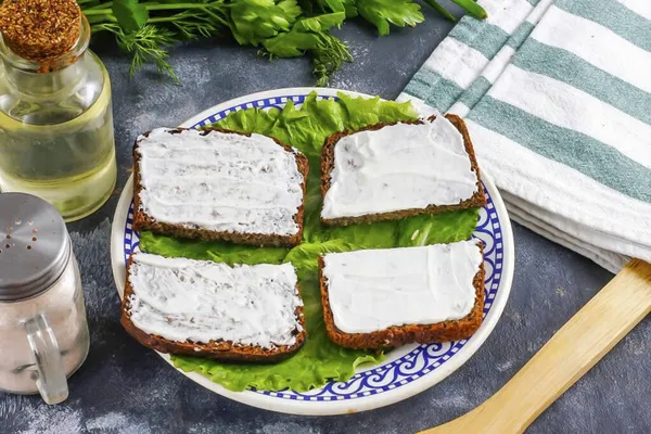 Die Brotscheiben Halbieren Und Jede Scheibe Mit Mayonnaise Mit Beliebigem — Stockfoto