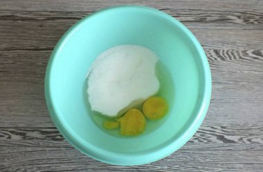 Yumurta ve şekeri bir kasede birleştir. Karıştırıcıyla çırpın, kabarık, beyaz.