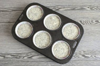 Kek tenekesini ince bir tabaka sebze yağıyla yağlayın ya da kağıt kek kutuları yerleştirin. Mangırı dök. Formu önceden ısıtılmış bir fırına 20-25 dakika boyunca 180 dereceye getir. Fırınınızın özelliklerini düşünün..