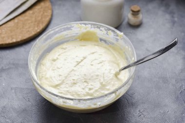 Her şeyi karıştırıcı ya da çırpıcı ile karıştır. Hamur kalın ekşi krema gibi çıkıyor..