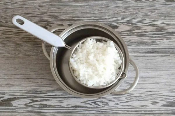 Kook Rijst Gezouten Water Spoel Vouw Een Zeef Vloeistof Glas — Stockfoto