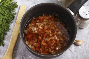 Sonra kabın içine buğday unu dökün, karıştırın ve kabın içine kırmızı şarap dökün. Kaynayana kadar kaynat.