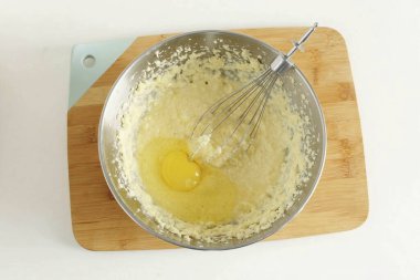 Her seferinde bir yumurta ekle, her seferinde karıştırıcı veya karıştırıcı ile çırp.