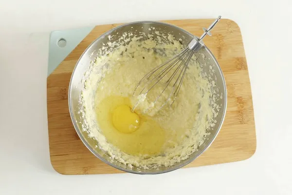 Προσθέστε Αυγά Ένα Κάθε Φορά Χτυπώντας Κάθε Φορά Ένα Μίξερ — Φωτογραφία Αρχείου