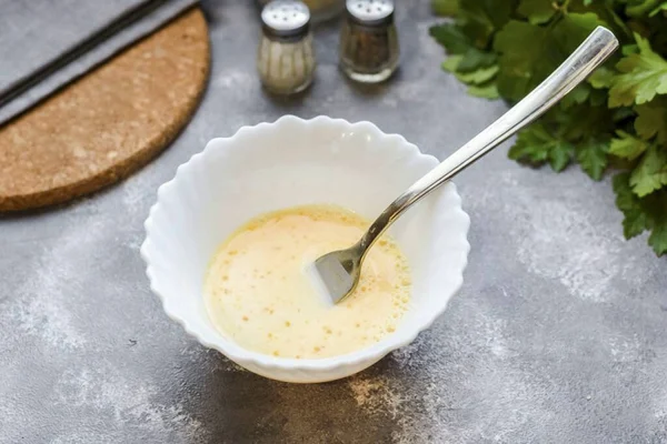 Dirija Gema Frango Uma Tigela Adicione Creme Agite Com Garfo — Fotografia de Stock