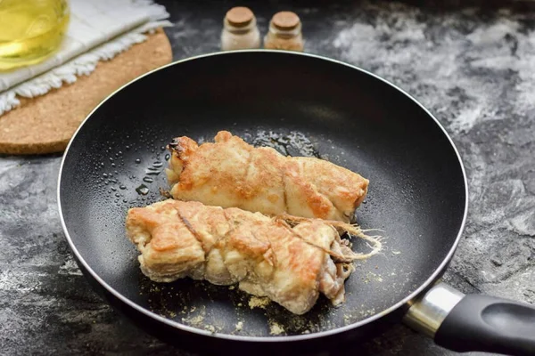 Frite Rolos Uma Frigideira Com Pouco Óleo Minutos Cada Lado — Fotografia de Stock