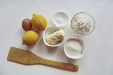 Büyükannenin limonlu turtasını yapmak için gerekli tüm malzemeleri hazırla..