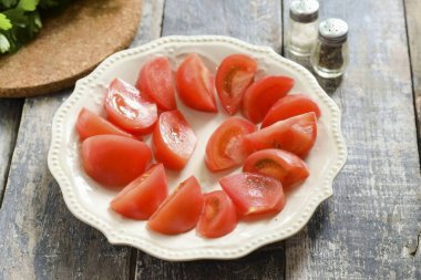 Domatesleri tabağa koy..