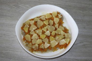 Dilimlenmiş ananaslı.