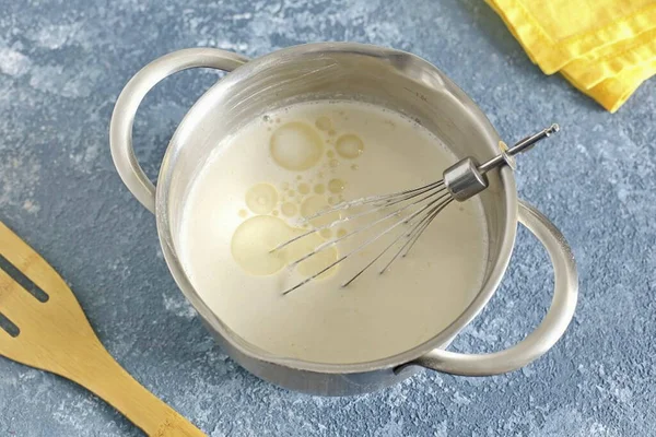 Whisk Mindent Amíg Sima Adjunk Hozzá Olajat — Stock Fotó