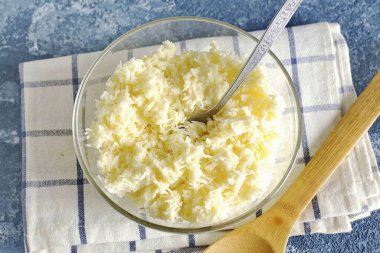 Peyniri rendeleyin ve yumuşak tereyağlı çatalla ezin. Tadına biraz tuz ekleyebilirsin..