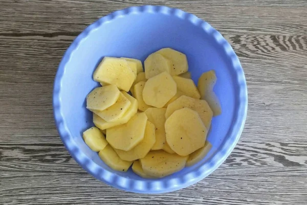 Snijd Aardappelen Dikke Sluitringen Breng Een Kom Voeg Zout Peper — Stockfoto