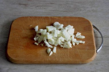 İnce doğranmış soğanı tavaya koy..