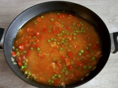 Pilavın üzerine kaynar su dökmeye devam edin..