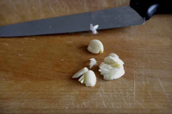 Προσθέστε Κομμένο Σκόρδο Στο Τηγάνι — Φωτογραφία Αρχείου