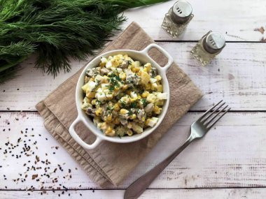 Dili ve mısırlı salata hazır. Bütün malzemeleri önceden hazırlarsanız salata hazırlamak çok basit ve çabuk olur. Afiyet olsun.!