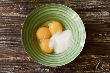 Yumurtanın sarısına 1 / 3 fincan şeker ekle.