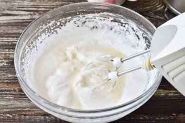 Sonra jelatin ekle, 1 tbsp ekle. Tamamen eriyene kadar bir kaşık su ve ısı..