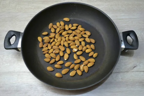 Cortar Las Nueces Una Sartén Seca Para Sabor Más Brillante — Foto de Stock