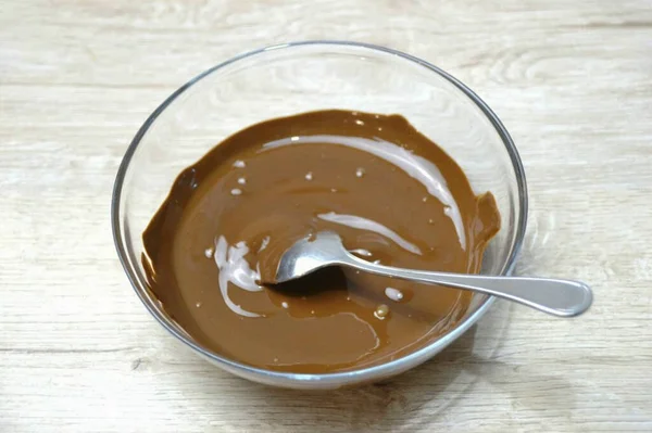 Aduk Campuran Coklat Dalam Mangkuk — Stok Foto
