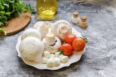Fırında Mozzarella Şampiyonları pişirmek için gerekli tüm malzemeleri hazırlayın..