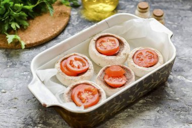 Kirazı küçük dilimlere ayır, mantarları içine koy. Tadına tuz ve biber ekle..