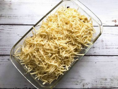 Kremayı, yumurtayı, mayonezi, tuzu ve biberi karıştır, patatesleri çırp ve dök. Üzerine rendelenmiş peynir serpin. Kalıbı önceden ısıtılmış fırına 30-40 dakika boyunca 180 dereceye gönder..