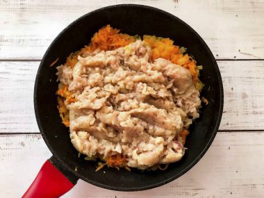 Kıymayı sebzelerle kıyma yap ve 10-12 dakika kızartma yap..