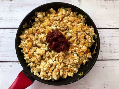 Domates ezmesini sebzelerle kıymaya ekle, 15-20 dakika güzelce karıştır..