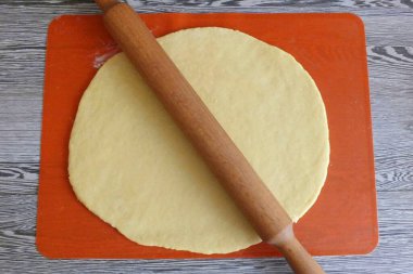 Çalışma yüzeyi un ile hafifçe tozlansın. 0.3 santimden daha kalın olmayan bir tabaka oluşturun..