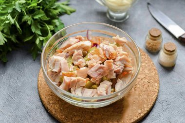 Tütsülenmiş tavuğu küçük parçalara böl ve diğer malzemelere ekle..