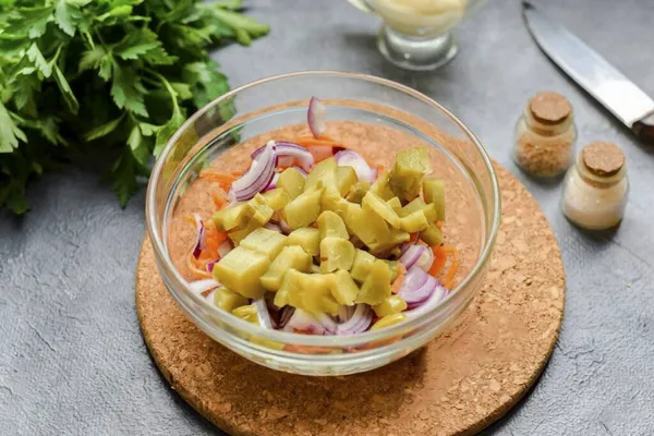 Tagliare Cetrioli Sottaceto Piccoli Cubetti Aggiungere Cetrioli Insalata — Foto Stock