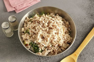 Eti küp ya da liflere böl.