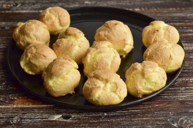 Profiterolleri fırından çıkar ve soğumaya bırak..