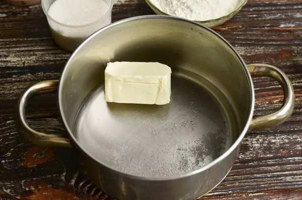 냄비에 소금을 버터를 넣는다 — 스톡 사진