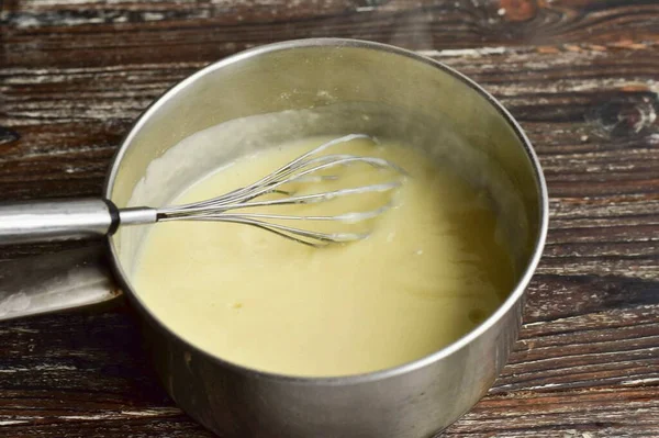 Die Sahne Einem Topf Kochen Bis Sie Verdickt Ist — Stockfoto