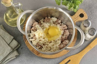 Kıymaya sıkılmış ekmek kırıntısı ve yumurta ekle..