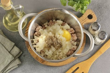 Soğanı büyük bir rende rendele ya da küçük küplere böl. Tuz ve biberli mevsim. Sarımsak ve istediğiniz baharatı ekleyebilirsiniz..