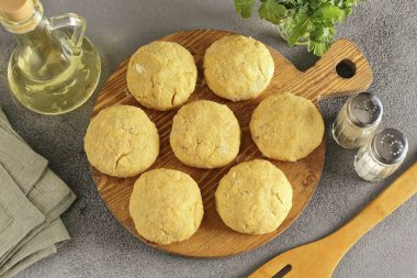 Parçalanmış eti yuvarlak köftelere çevir ve mısır unu içine daldır..