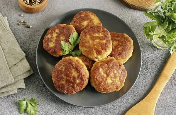 Mısır ekmekli börekler hazır. Ayrıca, bu ekmek pirzolalara iştah açıcı altın bir renk ve hafif baharatlı bir aroma veriyor. Denesene! Afiyet olsun.!