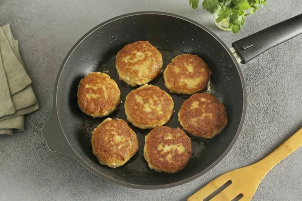 Altın kahverengiye kadar her iki tarafta da kızaracak..