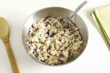 Her şeyi iyice karıştır. Kırmızı fasulye salatası hazır. Bağımsız bir yemek ya da balık, et ya da kümes hayvanları için bir meze olabilir..