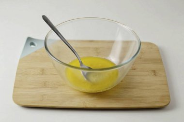 Bir kaseye şeker ekle..