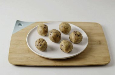 Fırını 175 dereceye ısıt. Hamurdan 12 top çıkar, 15-20 dakika kurabiye pişir..