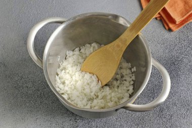 Pişmiş pirinci bir tencerede durula..