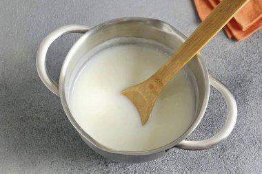 Kaynatın ve az ısıda pişirin. Pirinç neredeyse kaynayana kadar sürekli karıştırın. Pirinç lapasını soğut. Yulaf lapasını serin tutmak için üzerini streç filmle örtün..