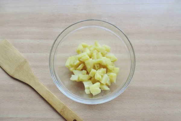 把土豆在皮中煮沸 冷却后剥皮 切成小方块 放在沙拉碗里 — 图库照片