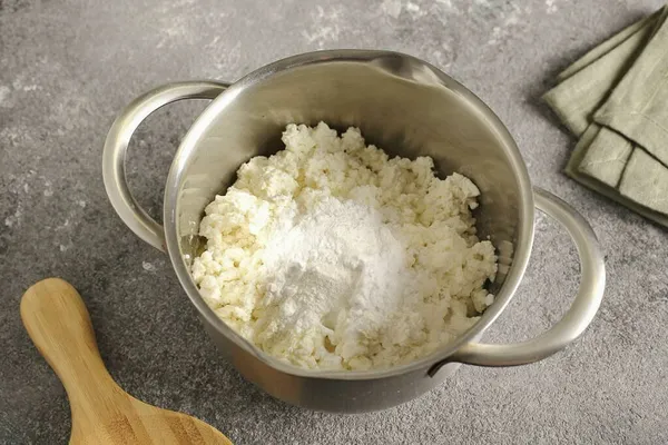 Un, nişasta ve kabartma tozu ekle..