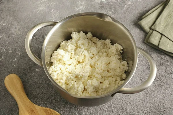 Krema ekle. Bunu yapmak için önce kıyma makinesinden geçirin ya da blender ile öğütün..