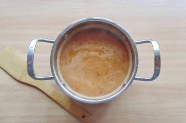 Ezogel çorbası hazır. Yemekte ilk olarak servis yap..